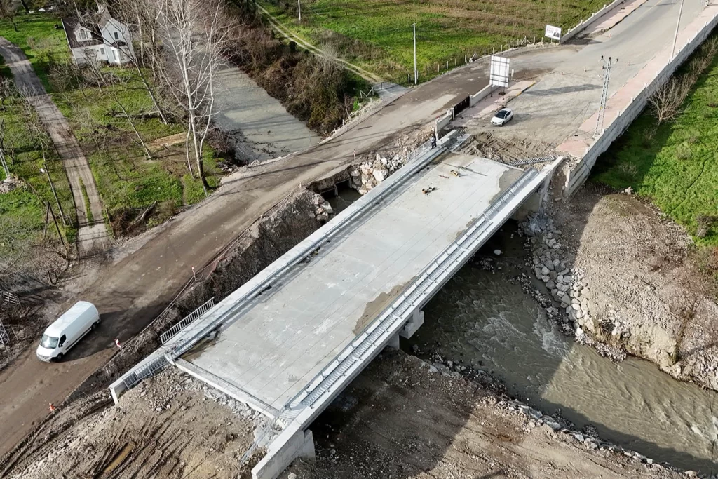 Sakarya Karapürçek’i şehre bağlayan köprüde sona doğru