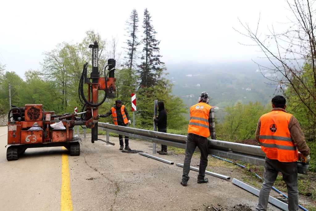 Sakarya’nın 10 mahallesine güvenli sürüş için çelik bariyer