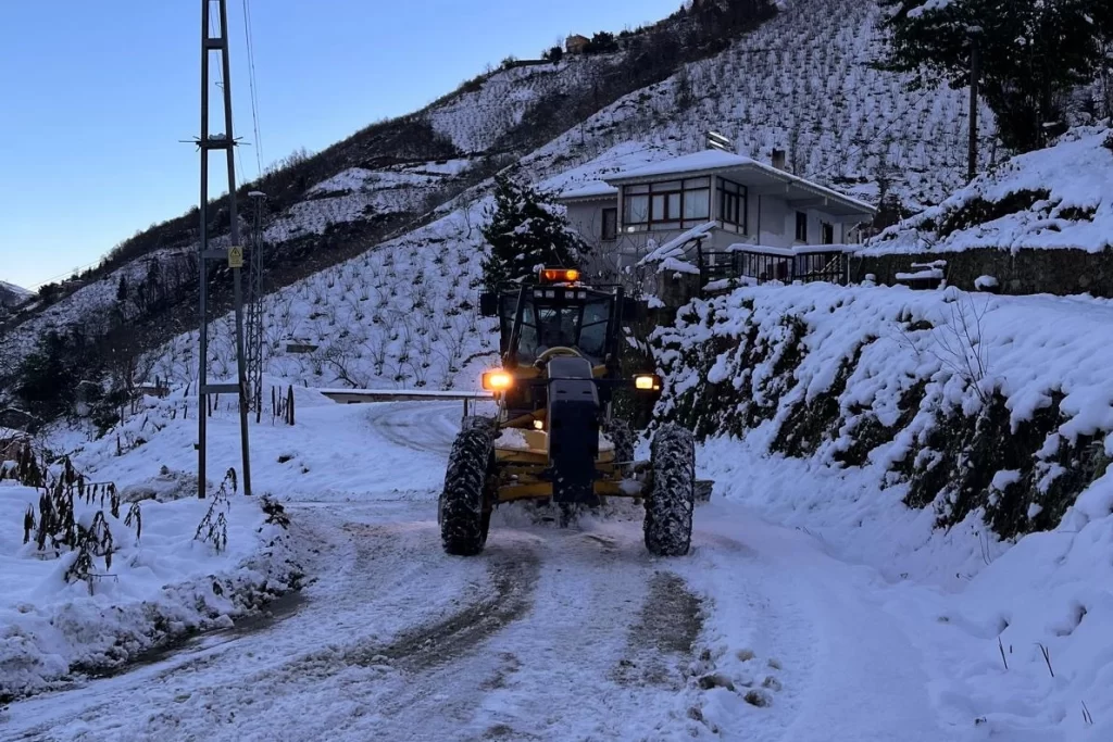 Trabzon’da yoğun kar mesaisi! Tüm yollar açıldı