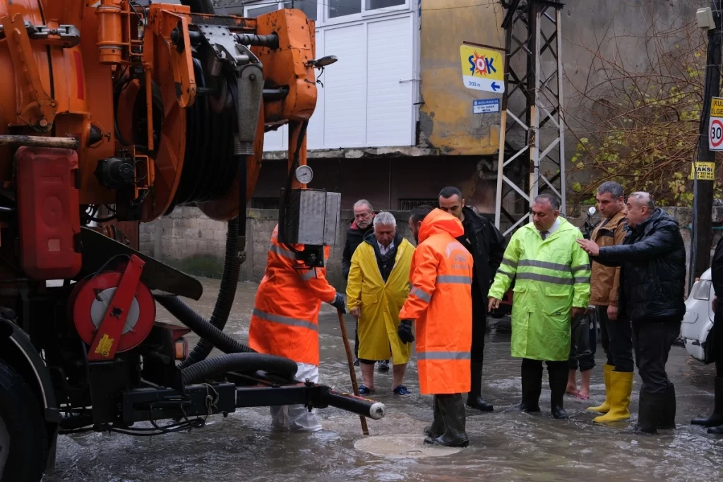 Adana Büyükşehir’den su baskınlarına anında müdahale