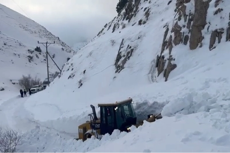 Van’da çığ düştü, 2 hastaya ambulans ulaştırıldı