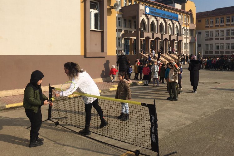 Düzce’de depremden etkilenen öğrencilere ‘moral’