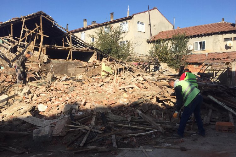 Bilecik Pazaryeri’nde metruk binalara yıkım