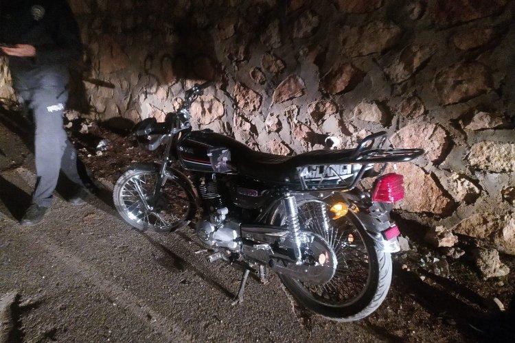 Adıyaman’da hem plakasız, hem şase numarasız motosikletin sürücüsüne gözaltı