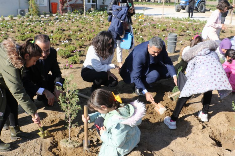 Manisa’nın minik elleri fidan dikti
