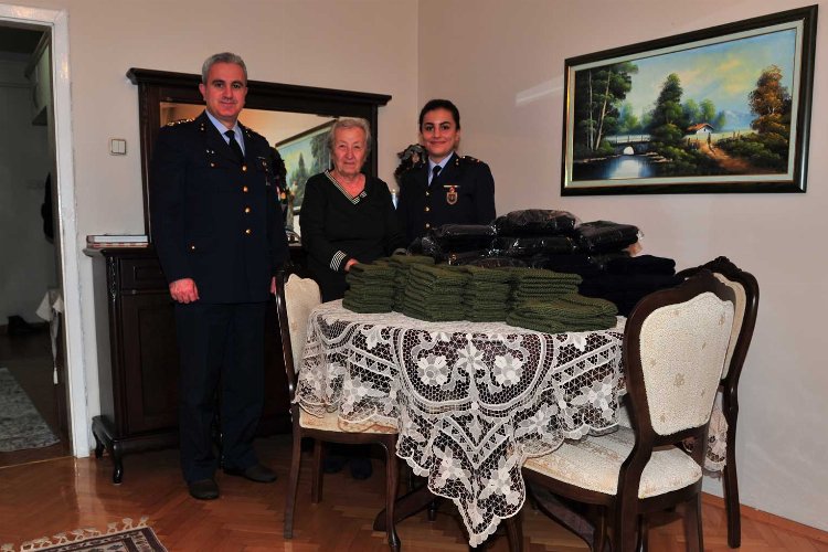 Hatice Teyze’den Mehmetçik’i ısıtan hediye