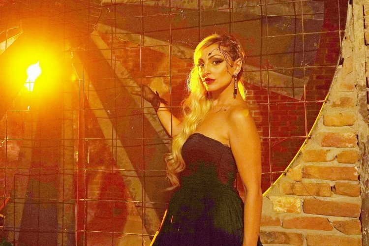 Avustralya’da avukat Aylin Austürk ‘Çocukluk Aşkı’ ile dikkatleri çekti