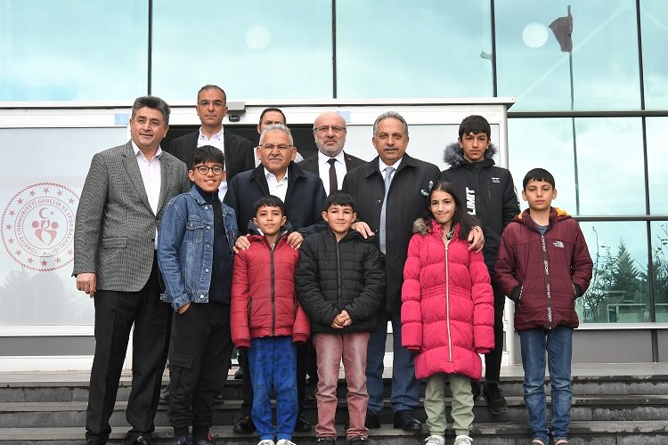 Memduh Büyükkılıç ‘depremzedelerle’ buluştu