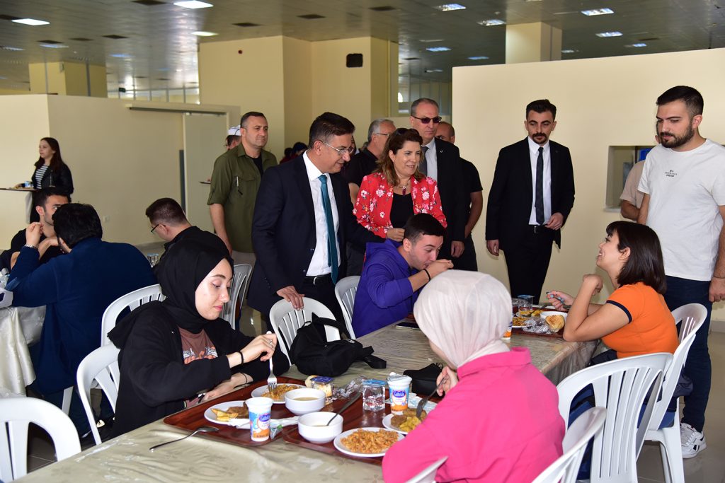 Rektör Prof. Dr. İlter Kuş, Yeni Dönemin İlk Gününde Öğrencilerle Buluştu