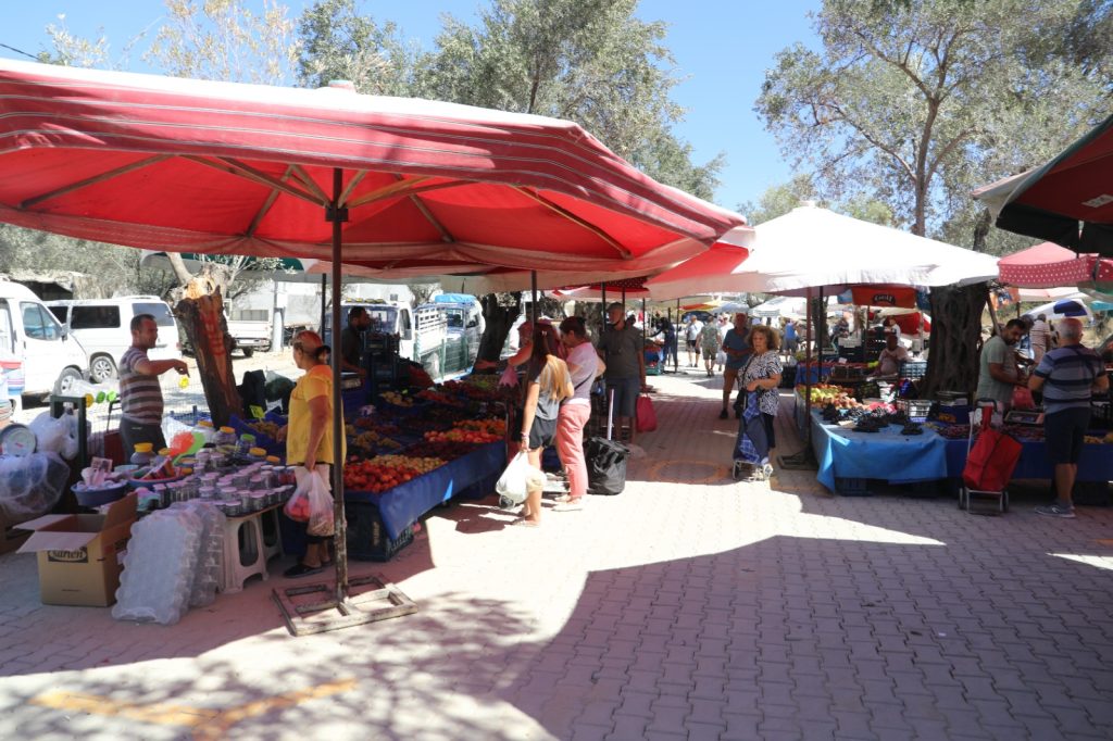 PELİTKÖY PAZARI YENİ YERİNDE AÇILDI