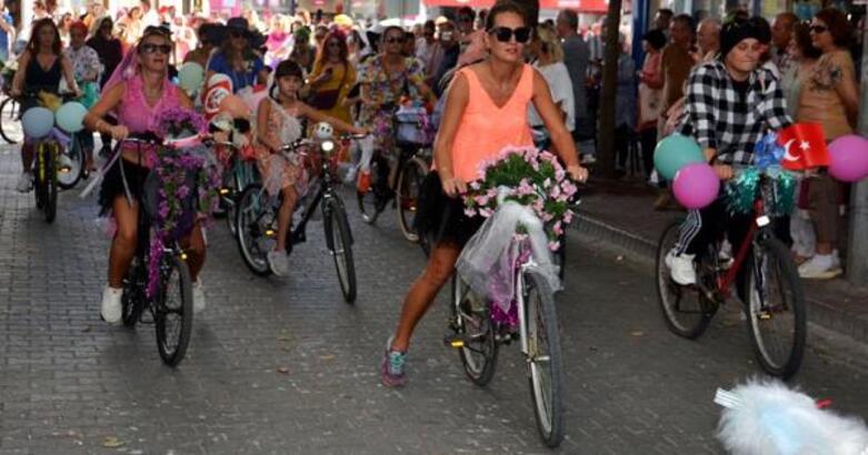 GELİBOLU’DA İLK KEZ ‘SÜSLÜ KADINLAR BİSİKLET TURU’ YAPILDI