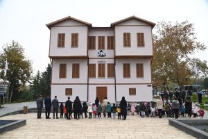 KARESİ ATATÜRK EVİ’Nİ ZİYARET EDENLERE NUTUK SÜRPRİZİ