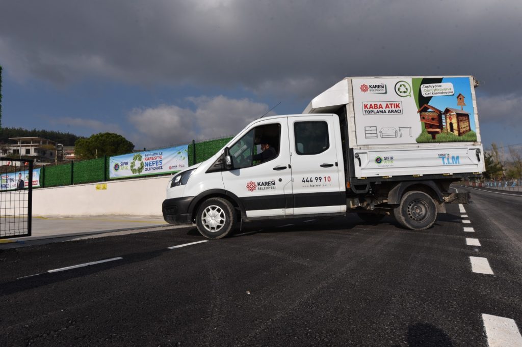 KARESİ BELEDİYESİ’NDEN ATIKLARLA GÖNÜL KÖPRÜSÜ