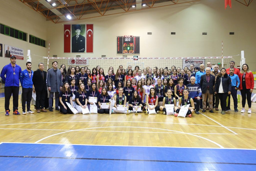 BURHANİYE BELEDİYESİ 100. YIL CUMHURİYET VOLEYBOL TURNUVASININ ÖDÜL TÖRENİ YAPILDI