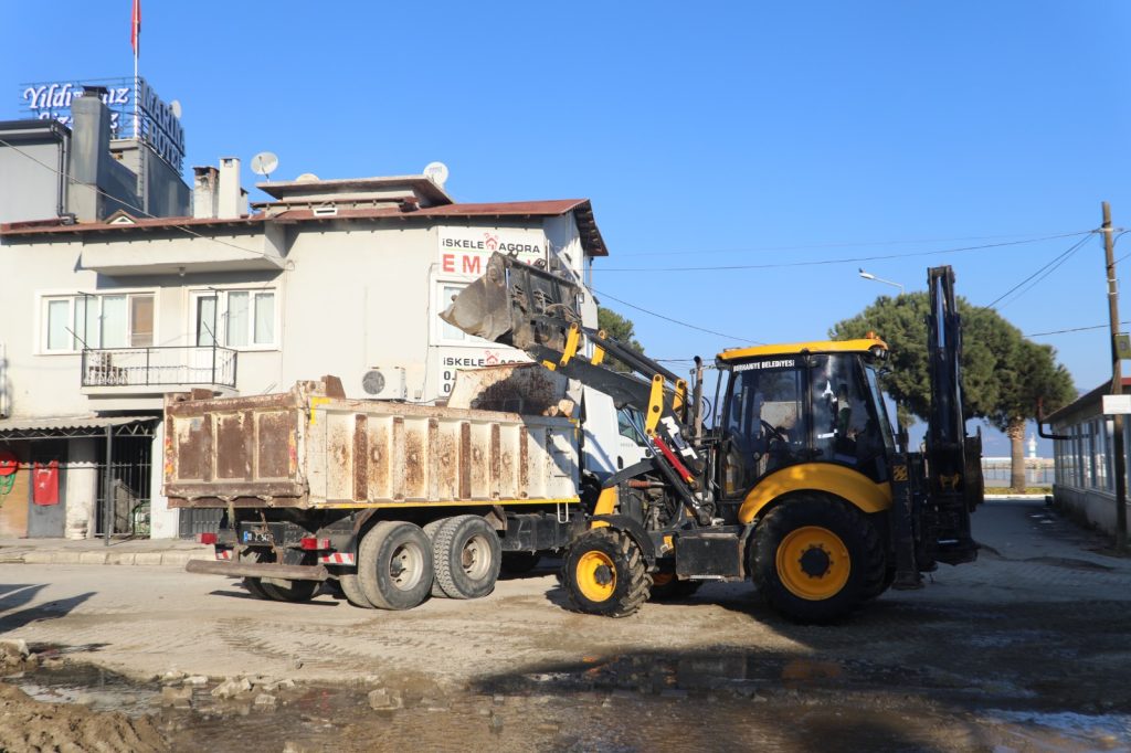 BURHANİYE’DE YOL YAPIMI DEVAM EDİYOR