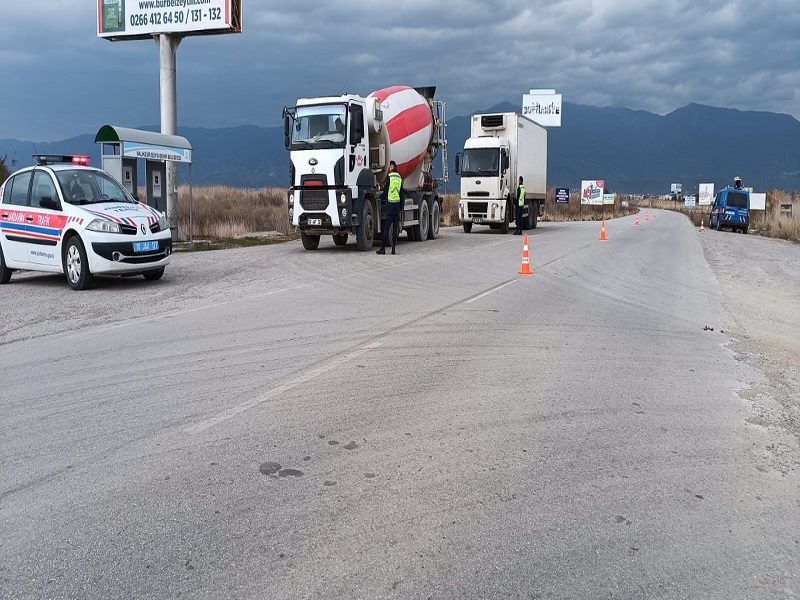 Balıkesir İl Jandarma Komutanlığı Trafik Jandarmasınca Yük Taşımacılığı Yapan Araçlara Denetim! 