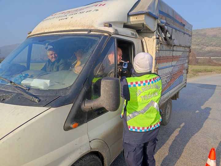 KÖY YOLLARINDA SÜRÜCÜLERE YÖNELİK ALKOL DENETİMİ YAPILDI