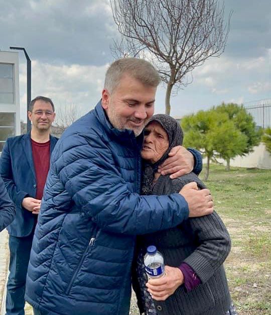 AK Parti Balıkesir Milletvekili Mustafa Canbey, Balıkesir’e gelen depremzedeleri ziyaret etti. “YARALARIMIZI HEP BİRLİKTE SARACAĞIZ”