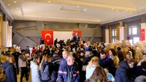 AYVALIK’TA DEPREM BÖLGESİNE YARDIM KÖPRÜSÜ KURULDU