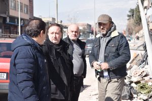 BAŞKAN ORKAN DEPREM BÖLGESİNDE KARESİ DEPREMZEDELERİ YALNIZ BIRAKMIYOR