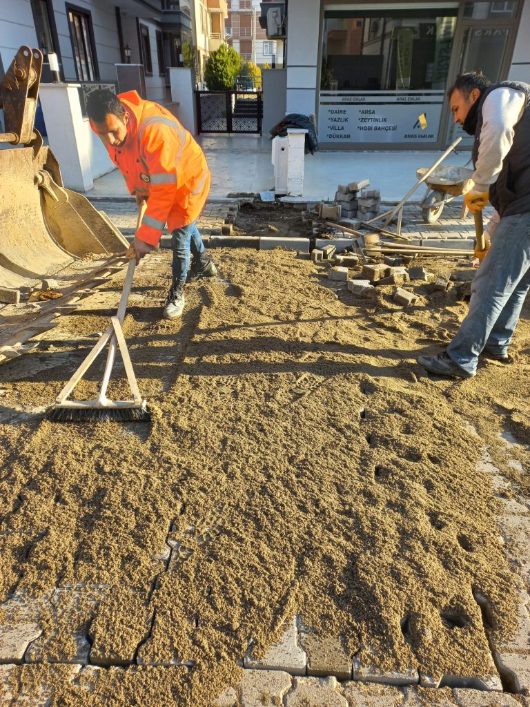 DOĞALGAZ ÇALIŞMASINDA BOZULAN YOLLAR YENİLENİYOR