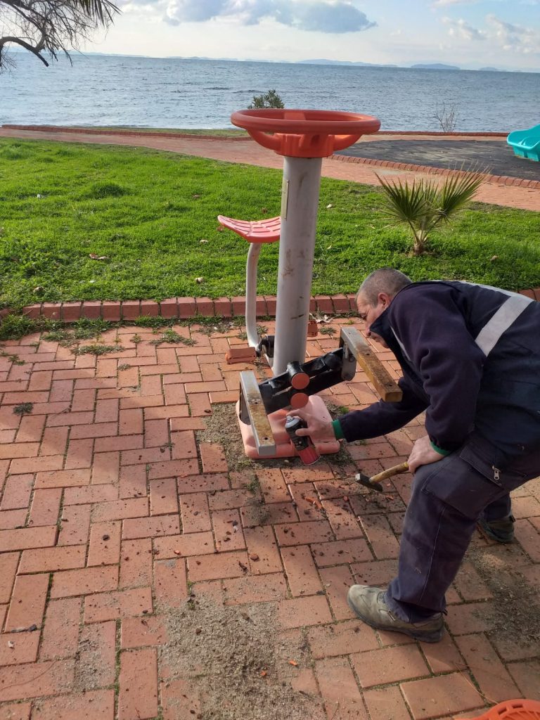 EDREMİT BELEDİYESİ’NDEN PARKLARA BAKIM