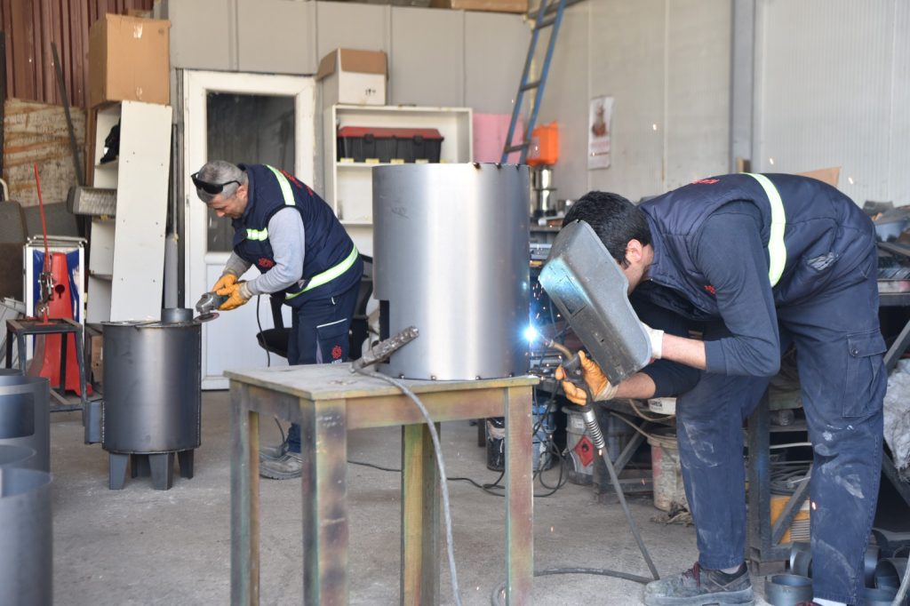 KARESİ BELEDİYESİ DEPREMZEDELER İÇİN SOBA ÜRETİYOR  ;KARESİ BELEDİYESİ’NDEN DEPREM BÖLGESİNE SOBA VE YAKACAK DESTEĞİ