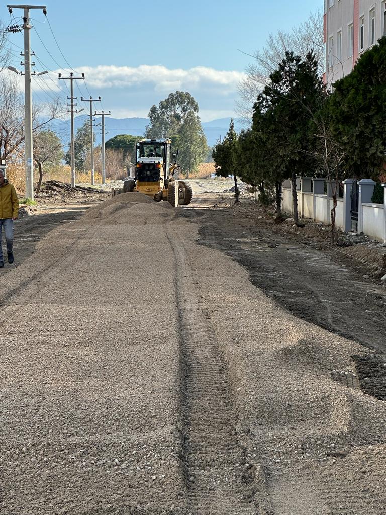 EDREMİT’TE YOL ÇALIŞMALARI HIZ KESMİYOR