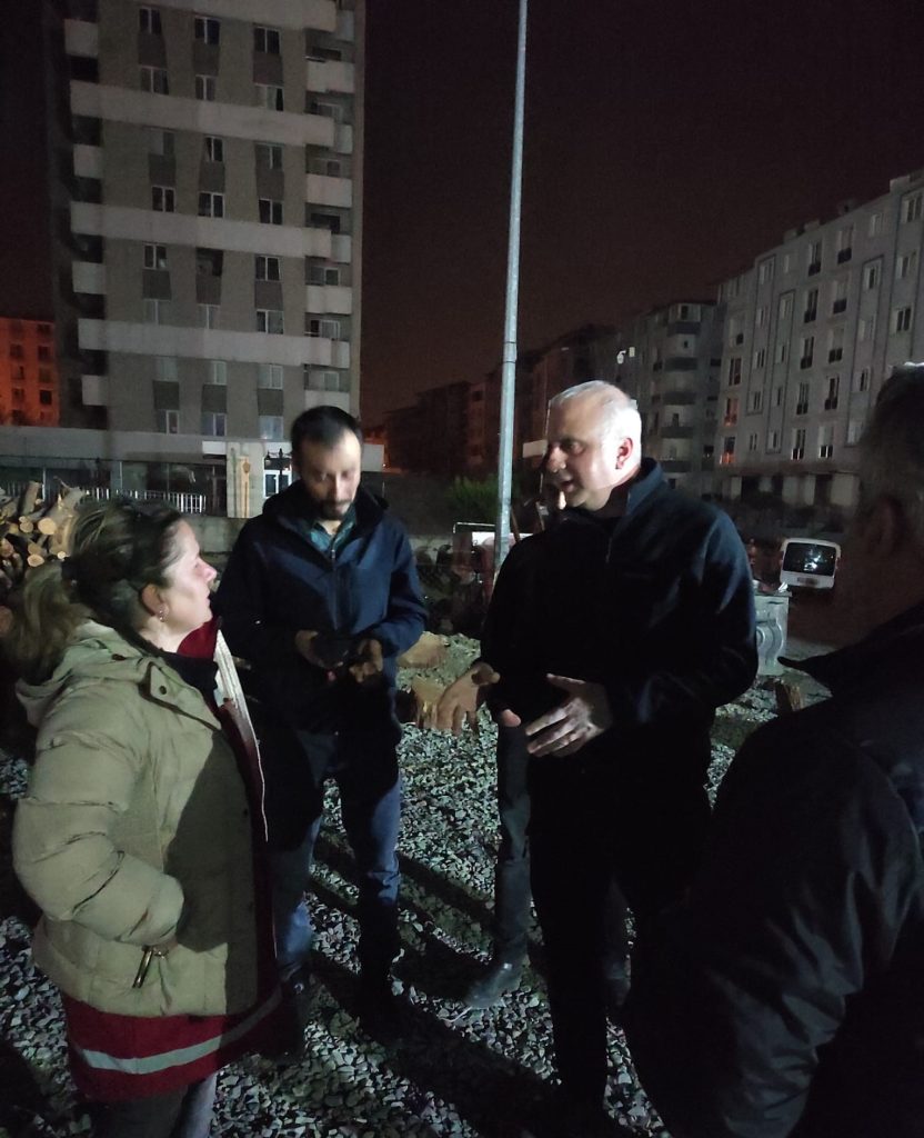 AYVALIK’TAN GİDEN YARDIMLAR ÇOCUKLARA ULAŞTI