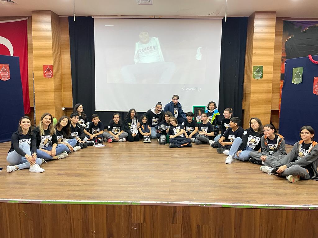 EDREMİT TEKDEN KOLEJİ’NDE DÜNYA TİYATROLAR GÜNÜ