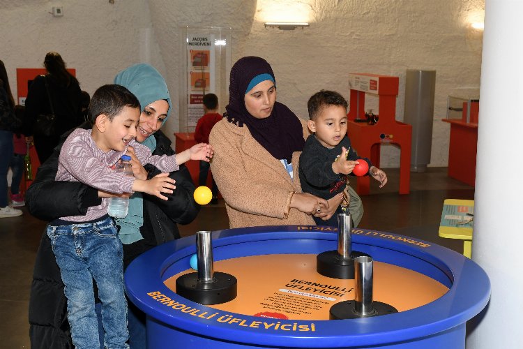 Afetzede çocuklar Nasreddin Hoca’da gönüllerince eğlendiler