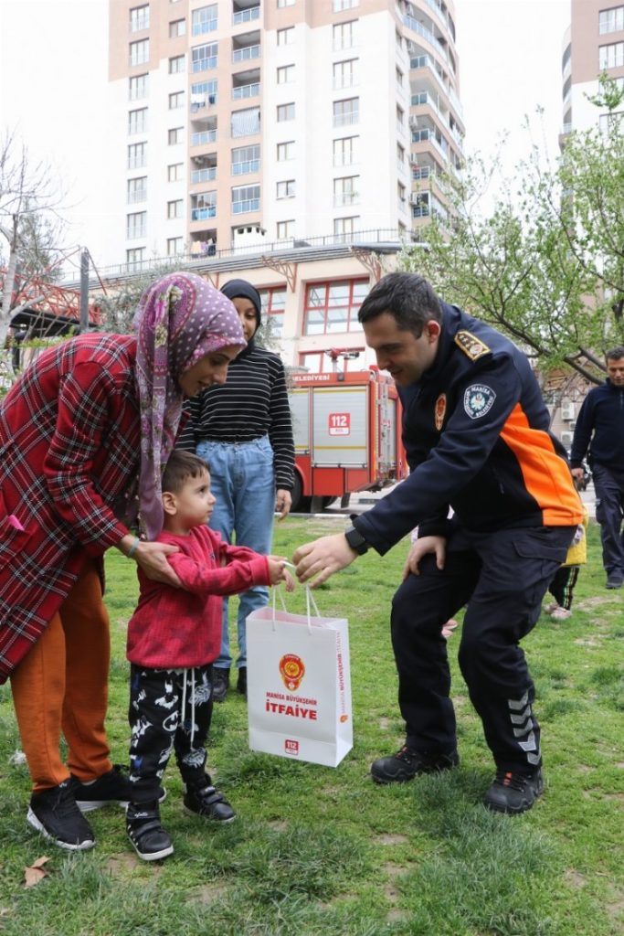 Manisa İtfaiyesi afetzede çocukları ağırladı