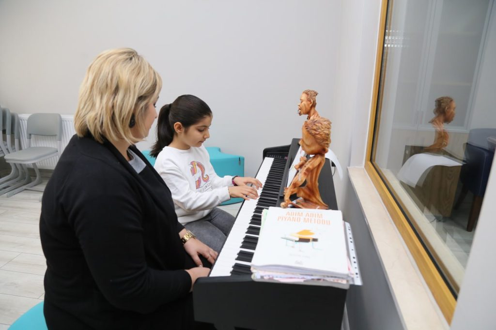 ÜCRETSİZ PİYANO VE KEMAN KURSLARI BAŞLADI ;EDREMİT BELEDİYESİ’NDE KURSLAR DEVAM EDİYOR