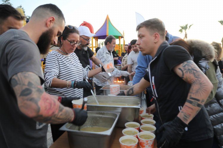 Yunanistanlı aşçılar kazanları iftarlık kaynattı