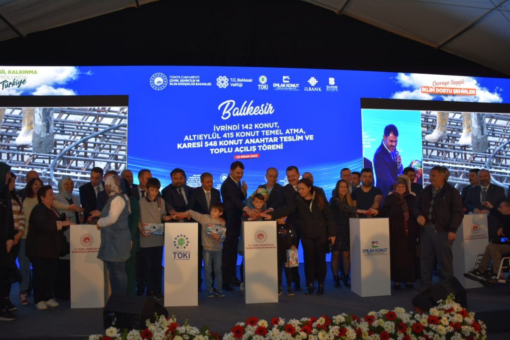 BAKAN MURAT KURUM;  BALIKESİR’DE 557 TOKİ KONUTUNUN TEMELİNİ ATTI, ANAHTAR TESLİMİ YAPTI…