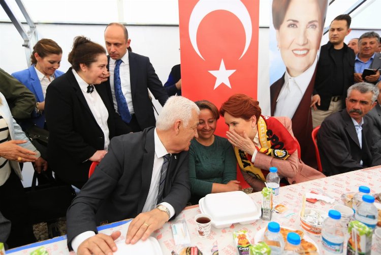 Başkan Gürün bayramı deprem bölgesinde kutladı