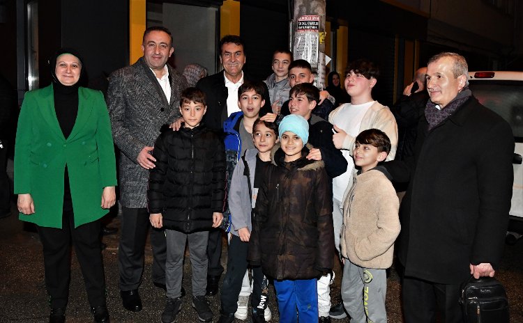 Bursa’da çocuklardan Başkan Dündar’a yoğun ilgi