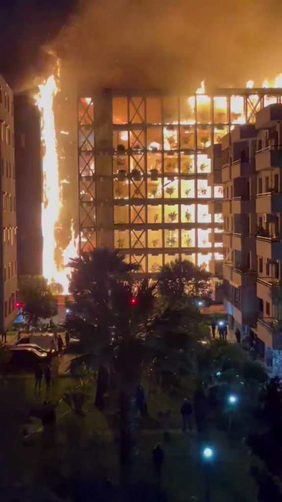 İzmir’de sitede büyük yangın!