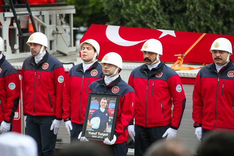 Sakarya’da şehit itfaiye eri dualarla uğurlandı