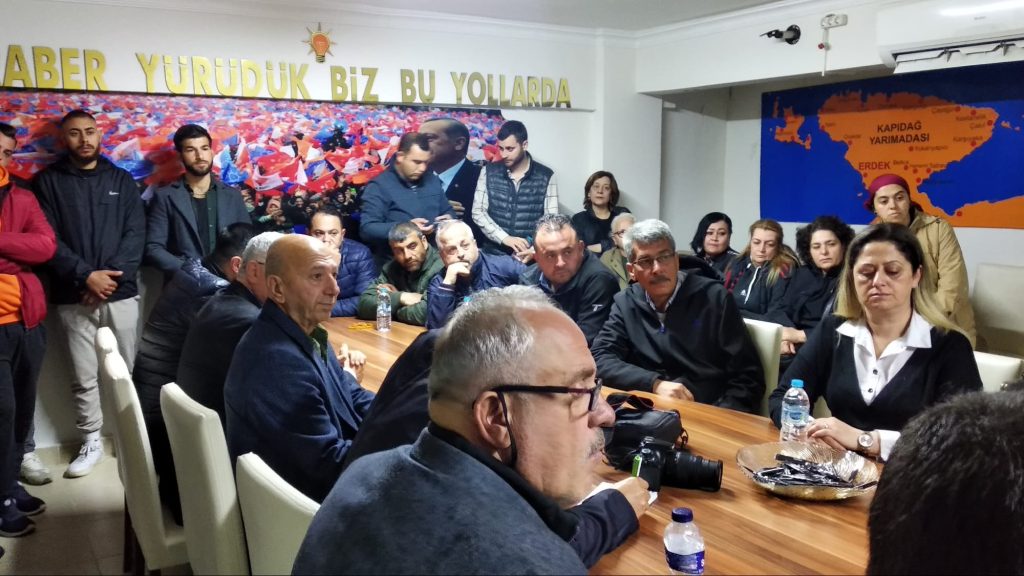 Erdek’te AK Parti seçim aracına provokatif saldırı…