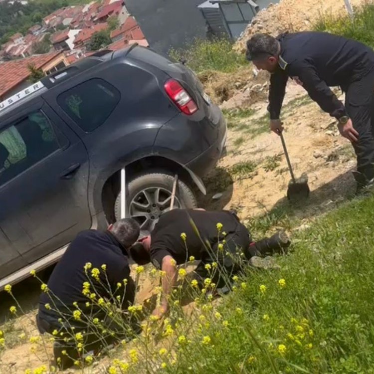 Bozüyük’te araç tekerleğini saran yılanı itfaiye ekipleri çıkardı