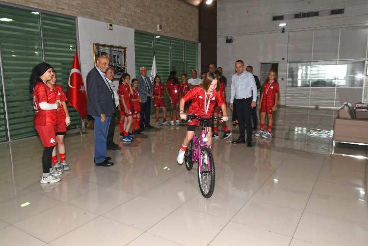 Kupalarıyla Başkan Selvitopu’nu ziyaret ettiler