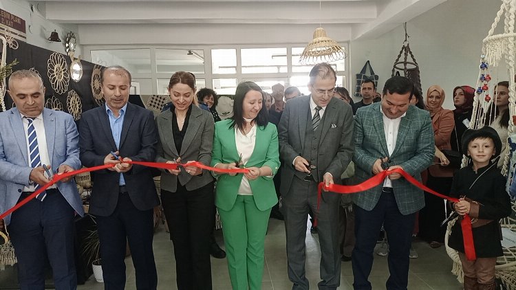 Pazaryeri’nde HEM kursiyerlerinin el emekleri görücüye çıktı