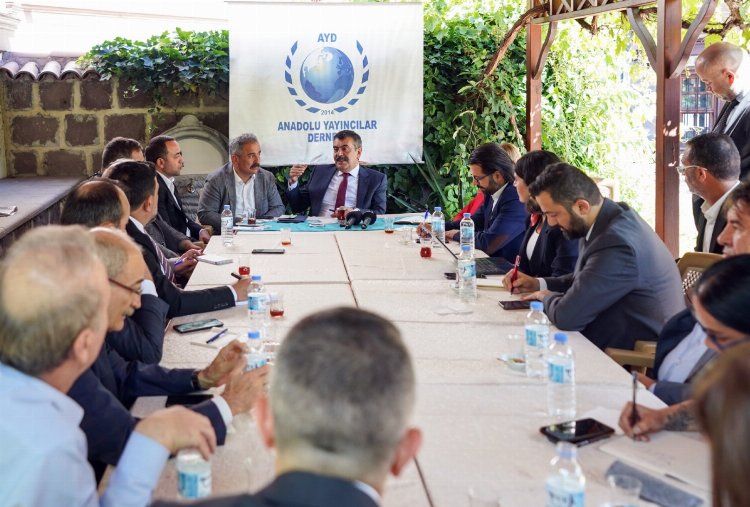Bakan Tekin ‘Anadolu’ yayıncılarıyla buluştu