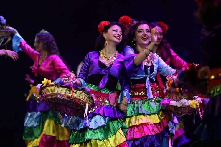 Bursa’da Karagöz Halk Dansları’ndan muhteşem final