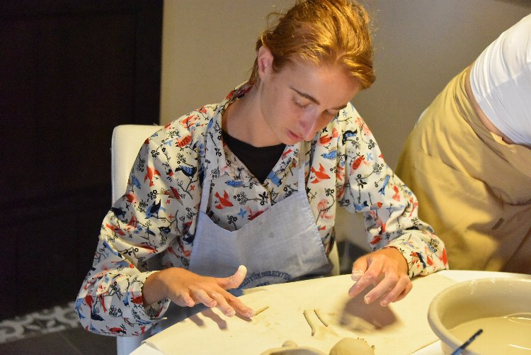 ‘Çamurlu Eller’ seramiğe şekil veriyor