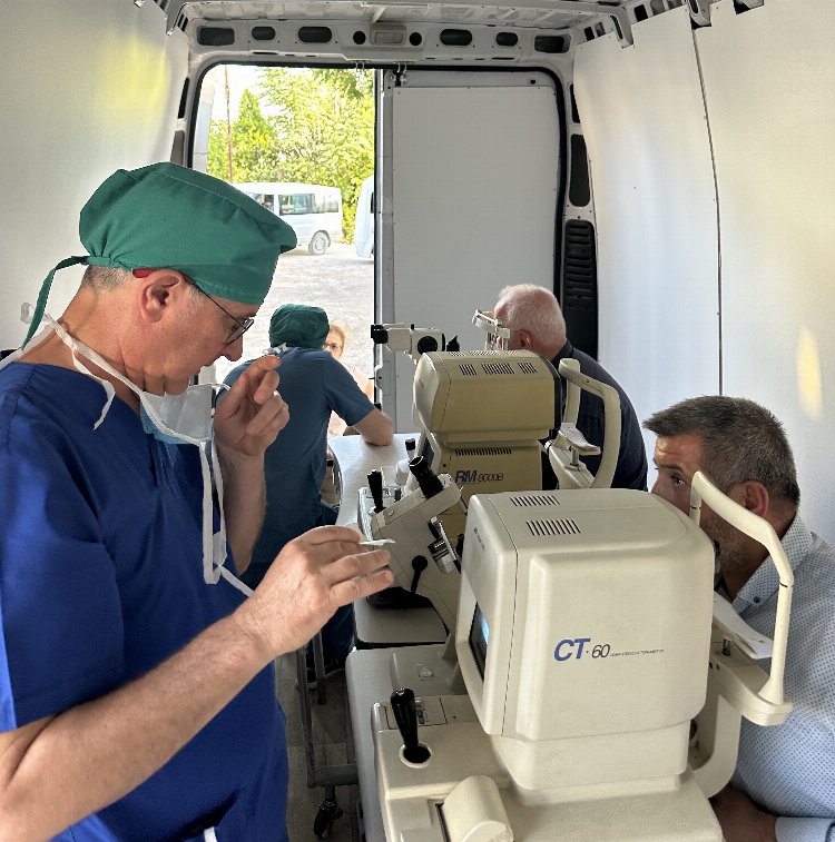 Gönüllü göz hekimlerinden afetzedelere mobil muayene