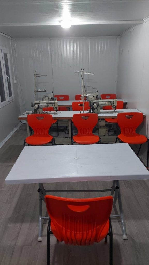 İzmit’ten depremzedeli kadınlara dikiş atölyesi