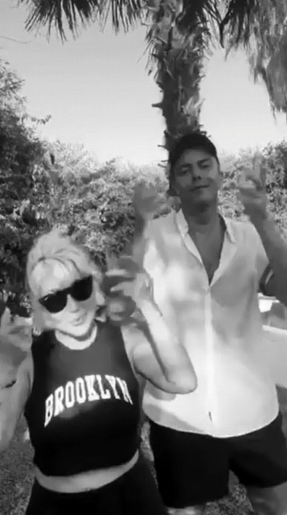 Simge’ye Yonca Evcimik’ten ‘danslı’ destek