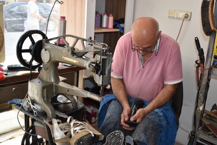 46 yıldır ayakkabı tamirciliği yapıyor